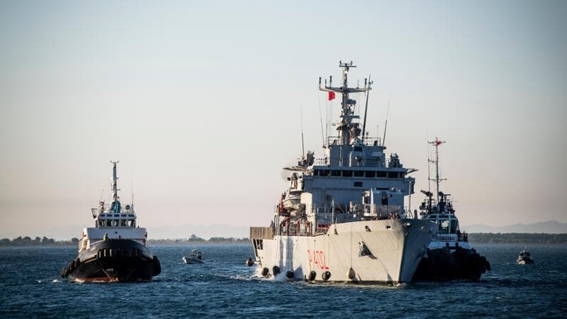 16/10/2024 Shenjing, La nave Libra della Marina Militare arriva nel porto albanese con i primi 16 migranti