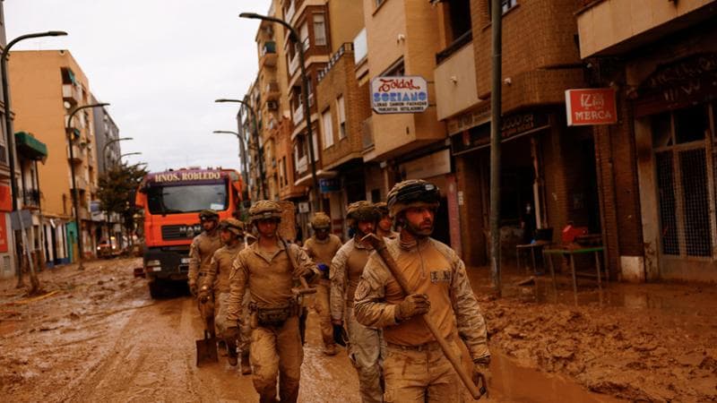 Alluvione in Spagna, le news del 4 novembre. Il governatore: “Conclusa l’allerta in Catalogna”. Inondazioni e disagi all’aeroporto di Barcellona