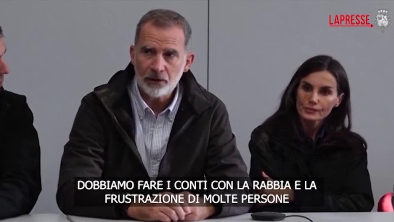 Spagna, re Felipe: "Dobbiamo comprendere la rabbia delle persone colpite"