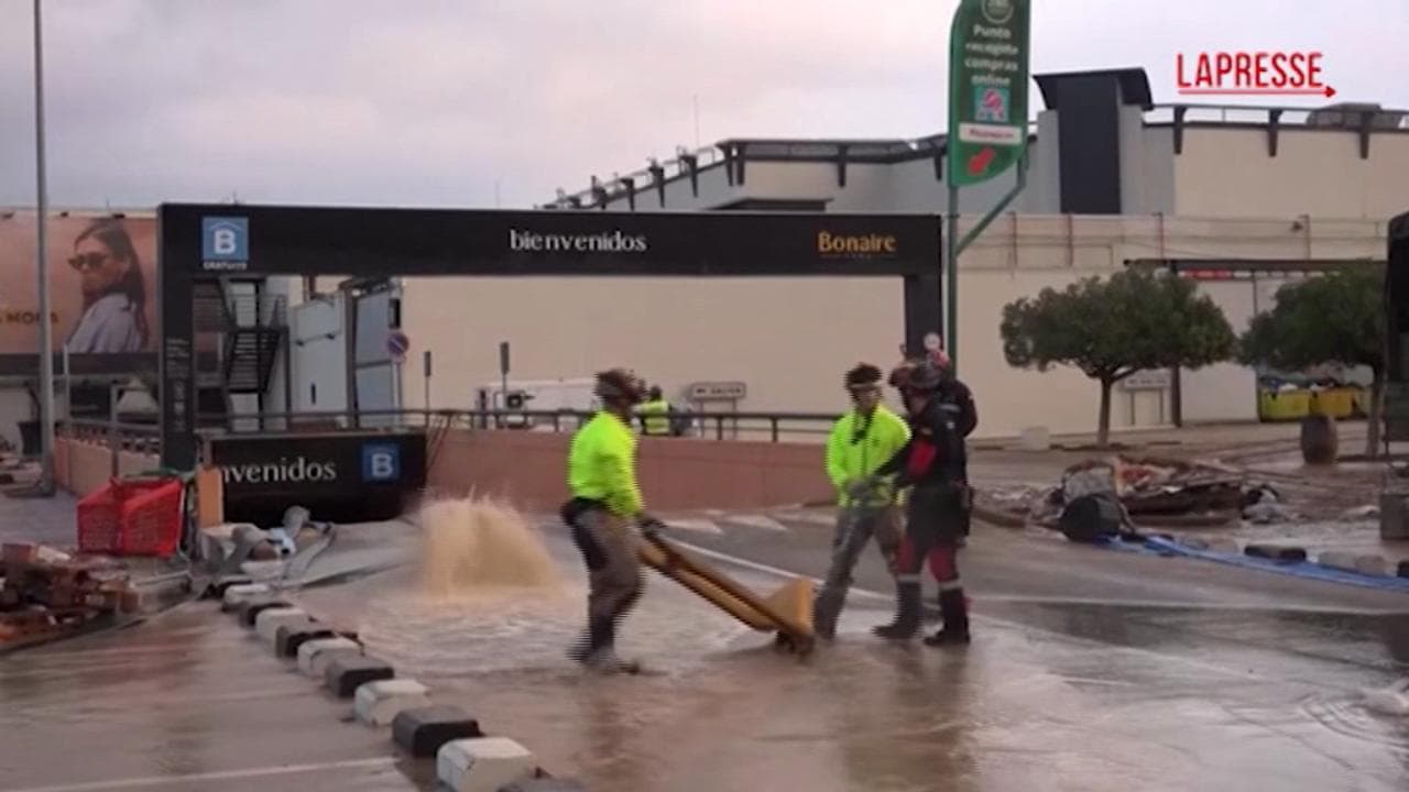 Alluvione in Spagna, prosegue la ricerca dei dispersi nel parcheggio sotterraneo di Valencia: il lavoro dei soccorritori