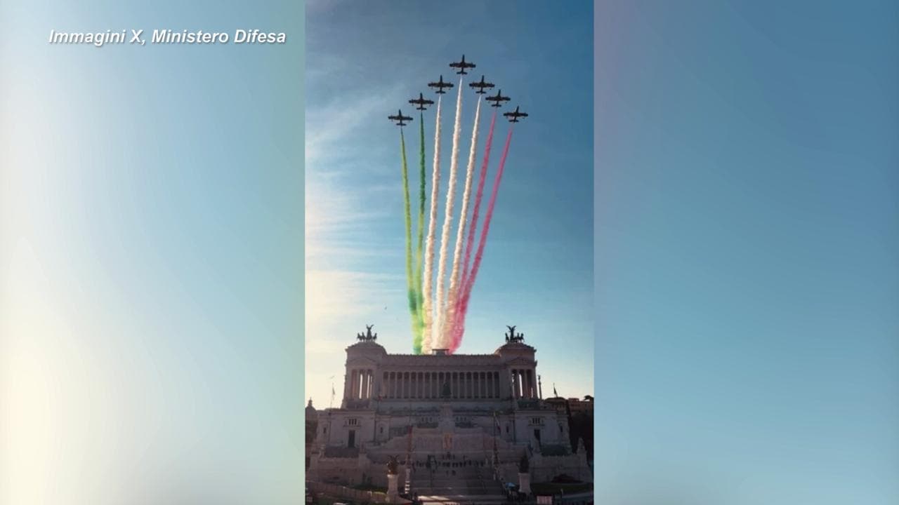 4 novembre, il passaggio delle Frecce Tricolori sull'Altare della Patria