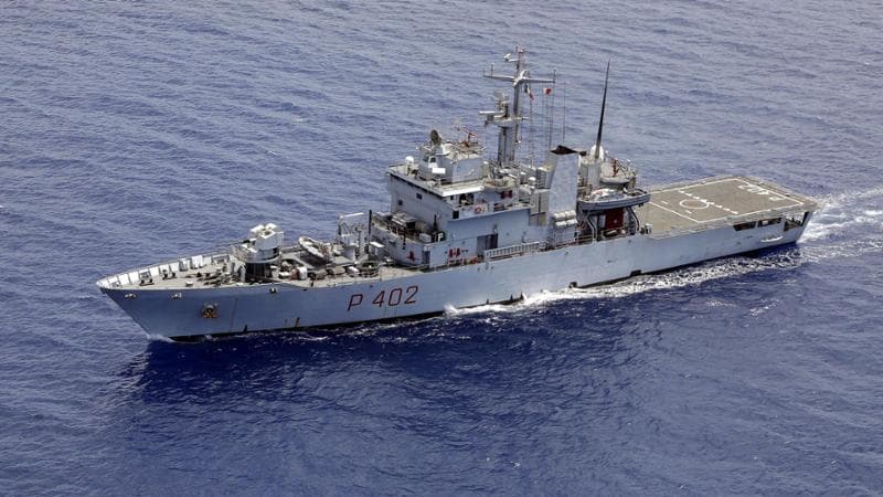 Migranti, riparte l’operazione Albania: la Libra è arrivata davanti a Lampedusa. Meloni: “La vostra è una fissazione”