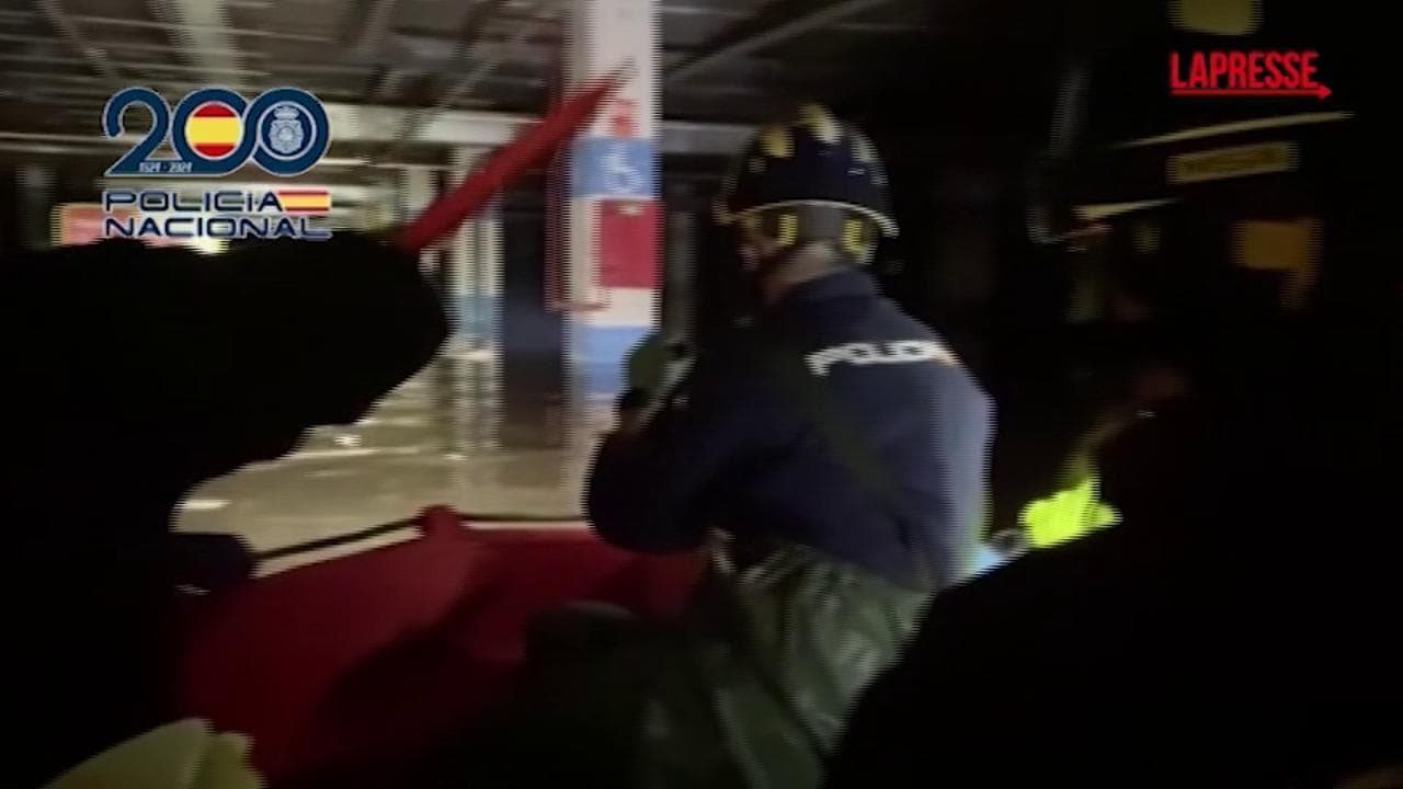 Valencia: dentro il parcheggio sotterraneo allagato, le immagini della Polizia spagnola. "Per ora nessuna vittima"
