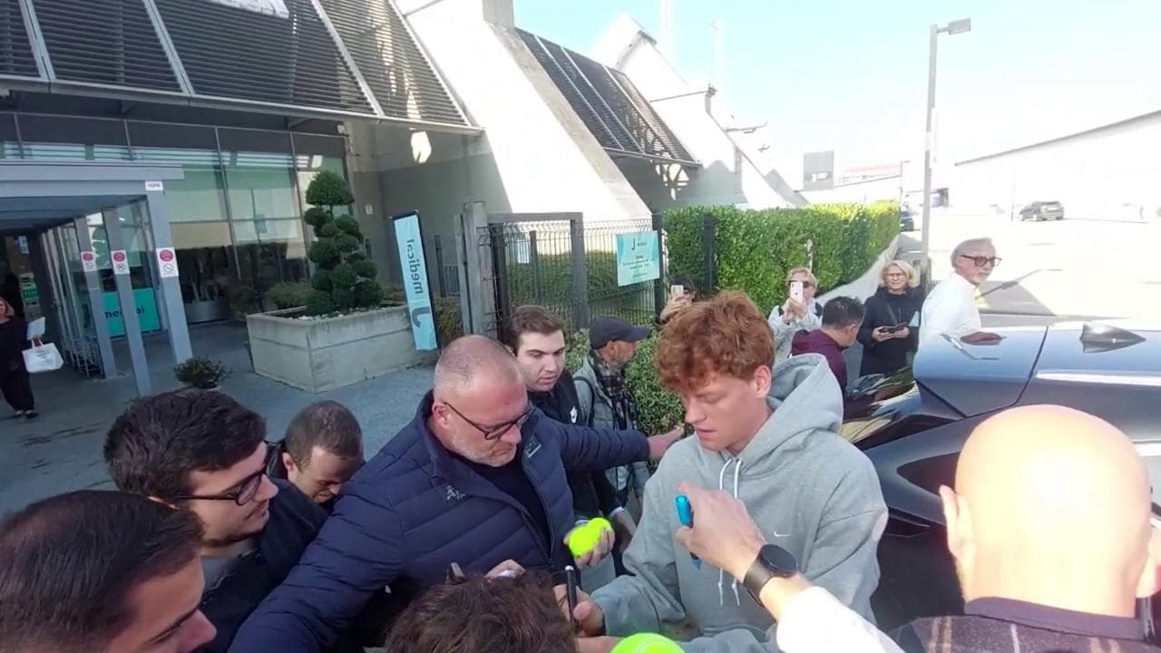 Atp Finals a Torino, Sinner firma autografi all'uscita del J-Medical