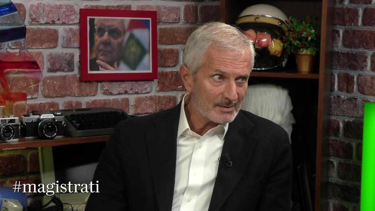 Caso Albania e "giudici comunisti", l'ironia di Carofiglio: "La mia religione mi vieta di commentare quel che dice Salvini"