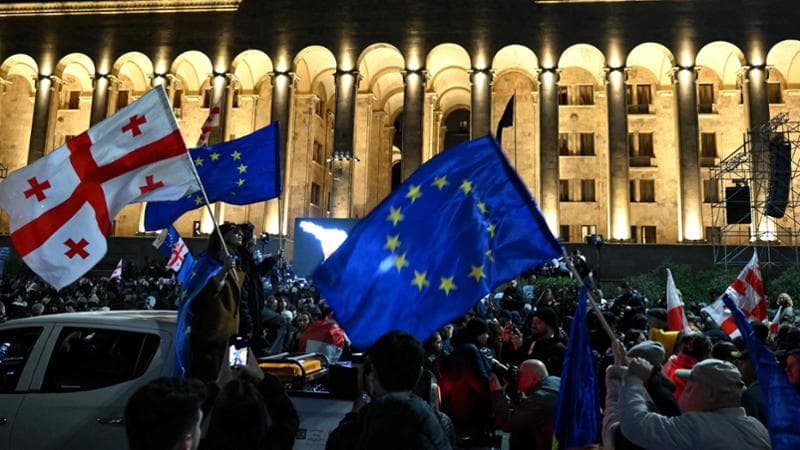 Tbilisi (Georgia), 4 novembre: in piazza con le bandiere europee davanti al Parlamento