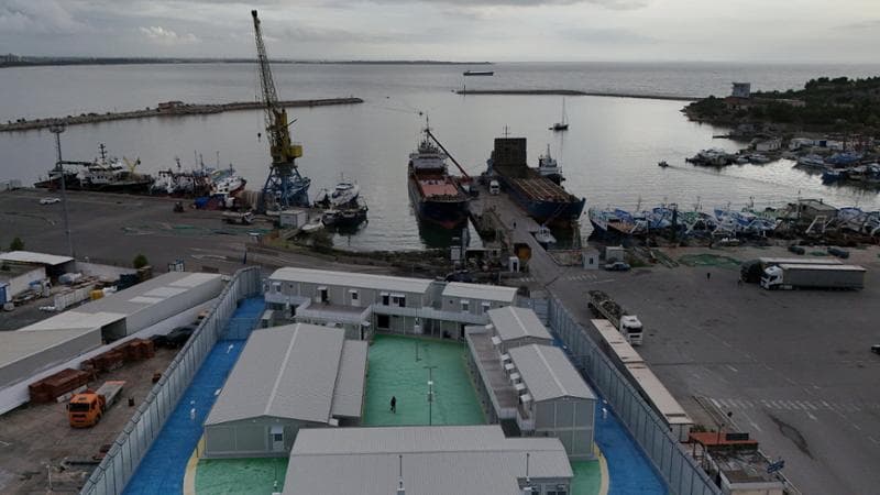 Il centro migranti in Albania
