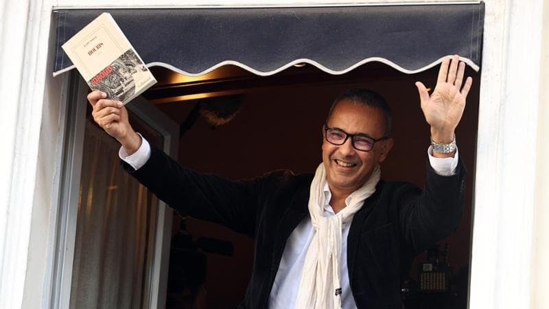 Kamel Daoud festeggia dopo la vittoria del Goncourt