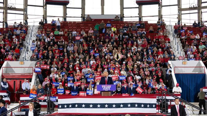 Spalti vuoti per l’ultimo comizio di Trump, ma i suoi esultano: “Abbiamo già vinto”