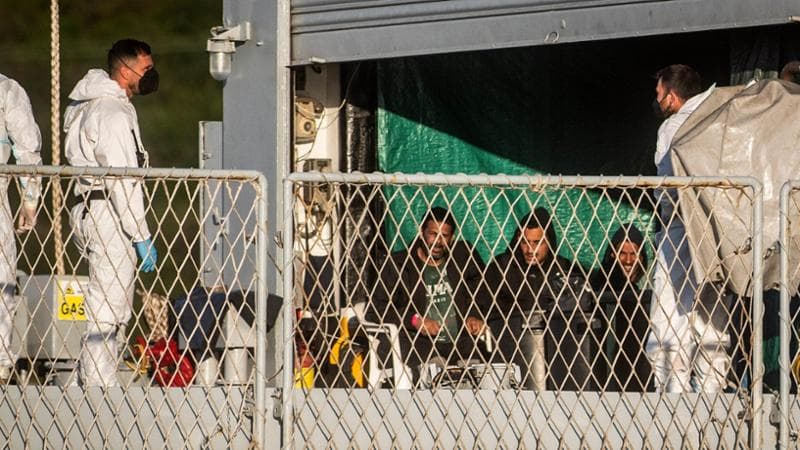 Albania, operazione in corso sulla nave Libra: 155 migranti esaminati, finora solo 9 restano a bordo