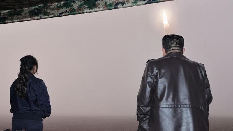 Il leader nordcoreano Kim Jong-un e la figlia Ju Ae assistono al lancio del nuovo missile balistico intercontinentale Hwasong-19
