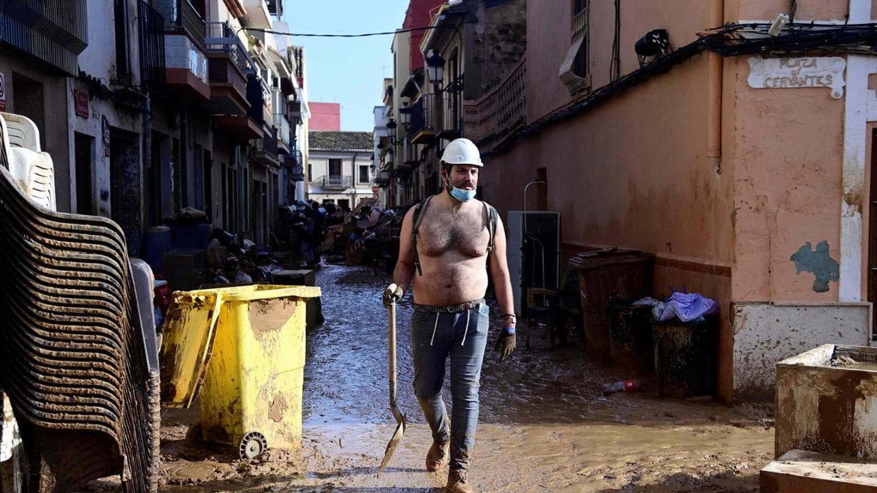 Volontari a Paiporta