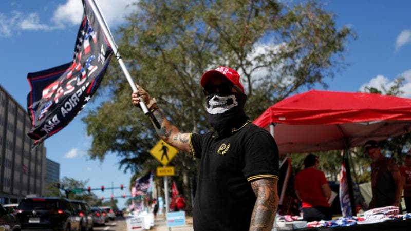 Un membro dei Proud Boys davanti a un seggio in Florida