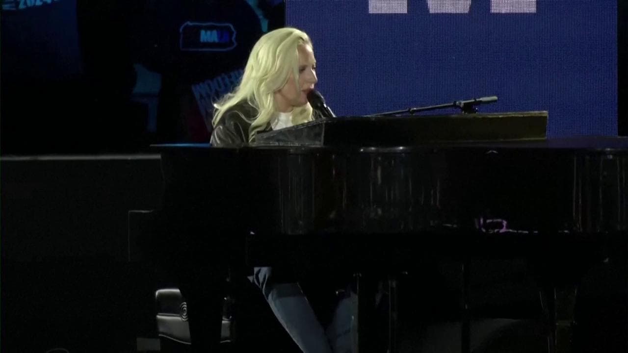 Lady Gaga al piano canta "God bless America" per Kamala Harris