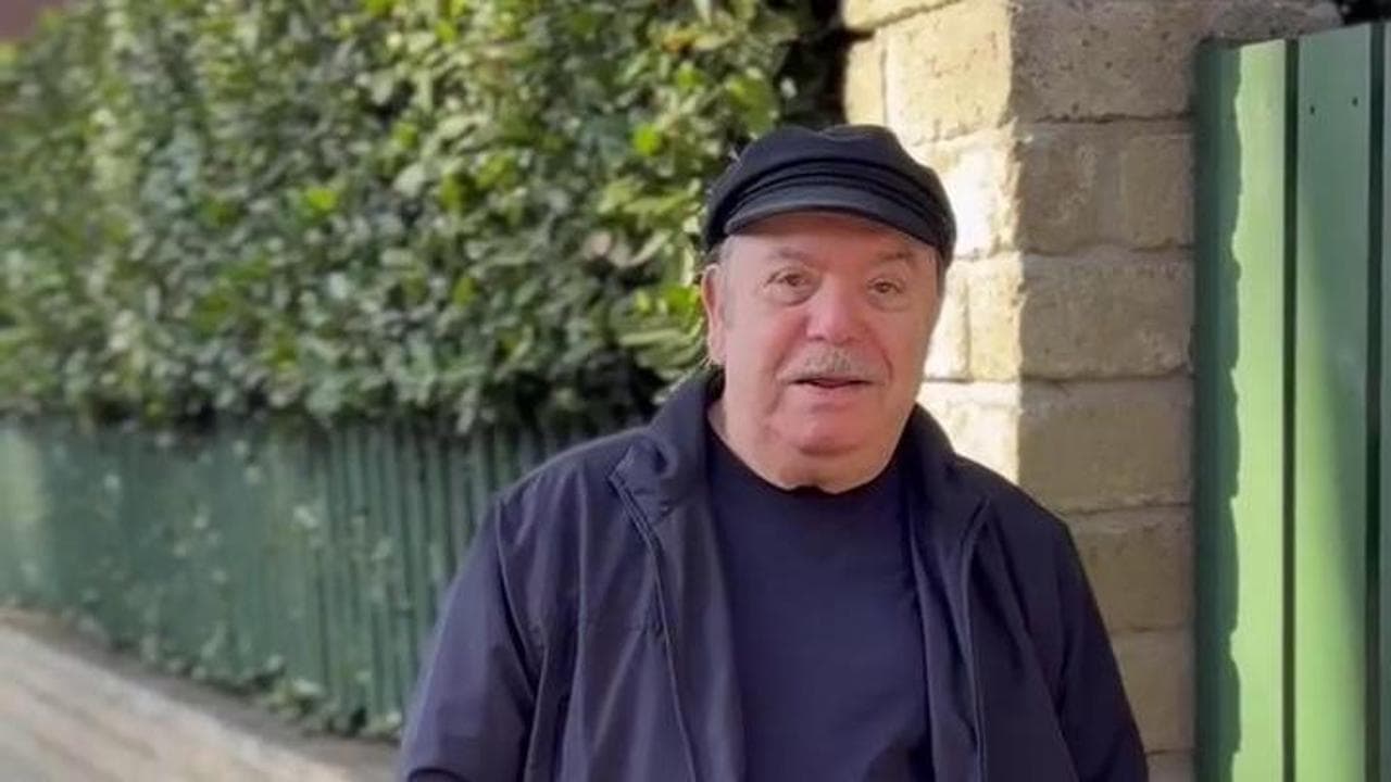 Lino Banfi davanti alla villetta della serie tv 'Un medico in famiglia': "Ve la ricordate?"