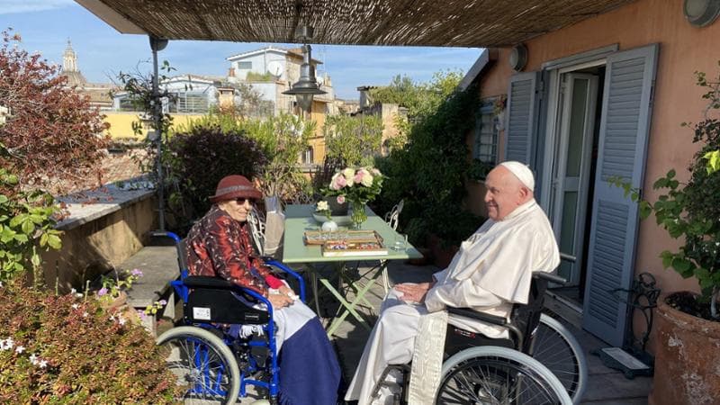 Papa Francesco a casa di Emma Bonino, la visita dopo il ricovero, le rose e i cioccolatini: “Lei è esempio di libertà e resistenza”