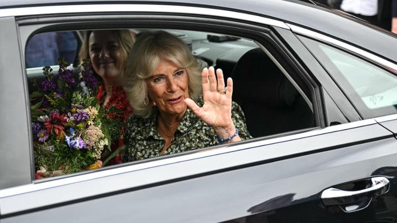 Royal family, continua la maledizione: anche Camilla è malata. Intanto con Carlo programma una trasferta in Italia