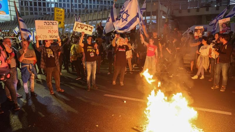 Israele in guerra, le news del 5 novembre. Terremoto nel governo israeliano: Netanyahu licenzia Gallant. Centinaia in piazza a Tel Aviv e Gerusalemme. Scontri con la polizia vicino casa del premier