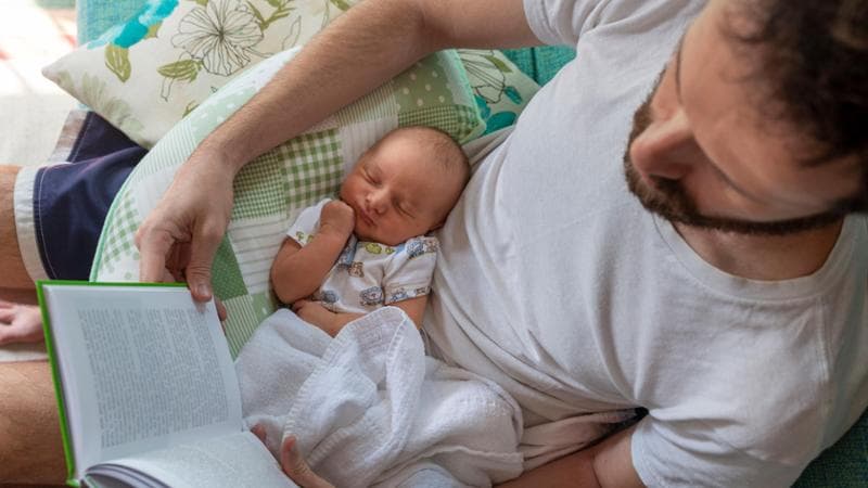 Il terzo mese di congedo solo per i papà: “Così faremo tornare le mamme al lavoro”