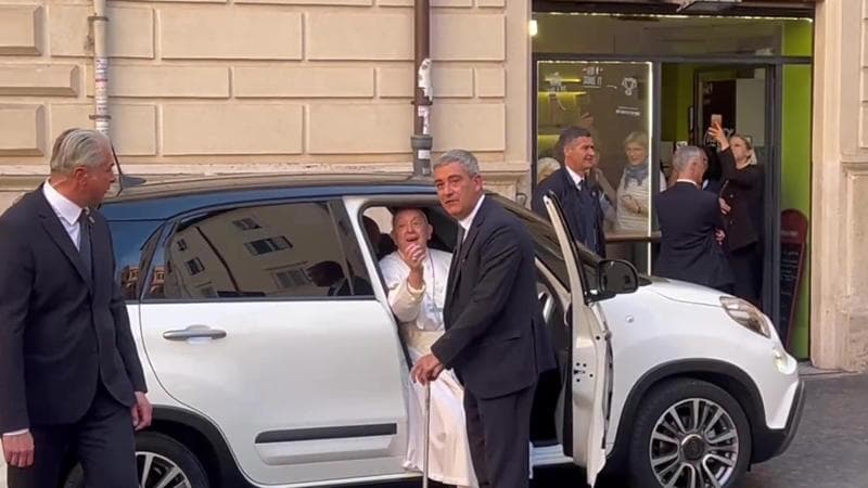 Papa Francesco sotto casa di Emma Bonino