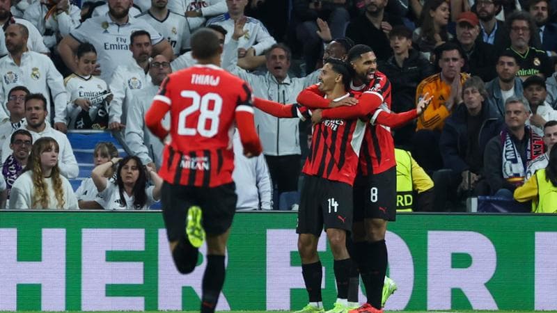 Reijnders festeggiato dai compagni dopo il gol del 3 a 1