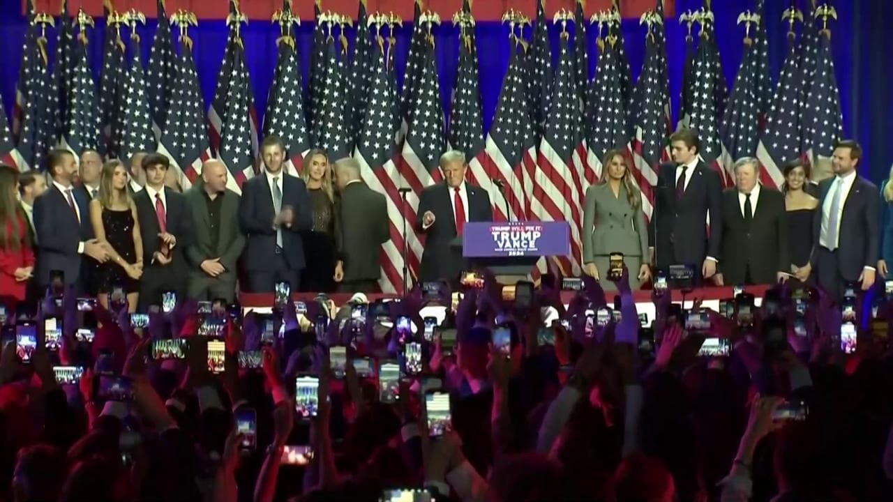 Elezioni Usa, l'ingresso vittorioso di Trump: sul palco di Palm Beach con la moglie Melania e tutta la famiglia