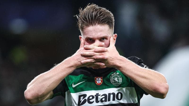 Viktor Gyokeres esulta dopo uno dei tre gol al Manchester City