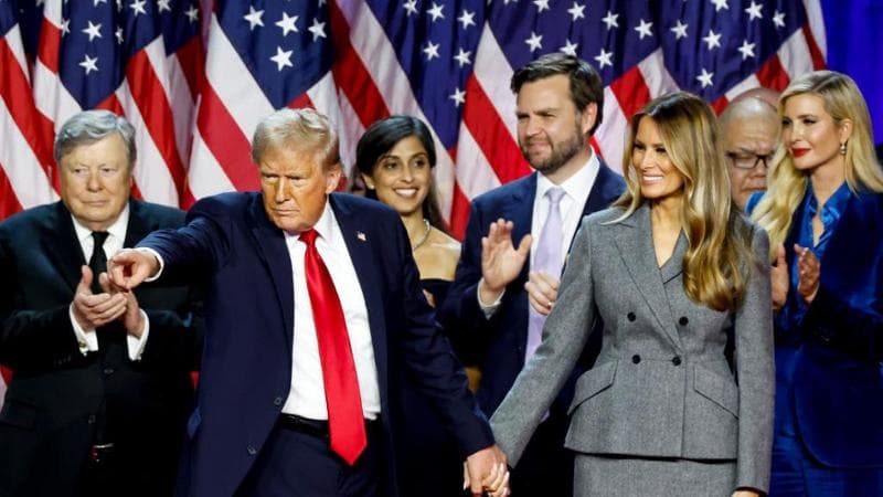 La famiglia Trump riunita sul palco: il figlio Barron e Melania in prima fila. E anche Ivanka torna alla ribalta dopo l’eclissi