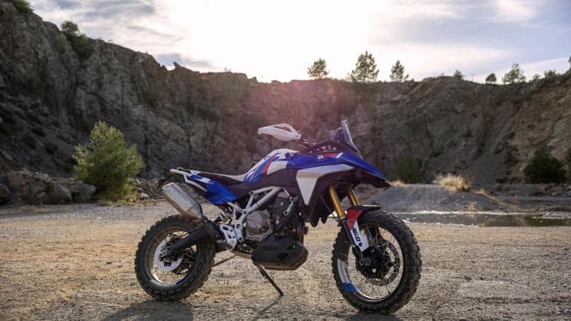 Doppia novità in casa Bmw con la Concept F 450 GS e la supersportiva per celebrare la vittoria in Sbk