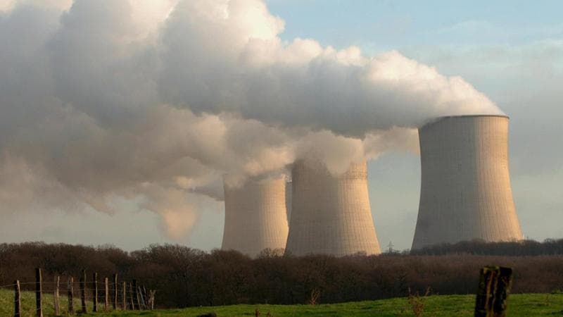 Tre reattori della centrale nucleare di Edf a Cattenom, in Francia&nbsp;ANSA/NICOLAS BOUVY
