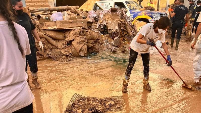 Gli studenti italiani impegnati a togliere fango ad Alfafar, sud-ovest di Valencia
