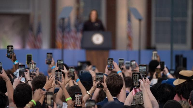 La folla che ascolta il discorso con cui Kamala Harris ha ammesso la sconfitta