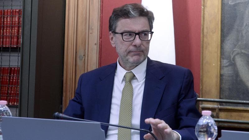 Giorgetti: “Il Pil sarà una sorpresa. Spese militari al 2% troppo ambiziose”