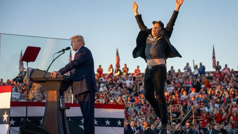 Il salto di Musk sul palco della campagna elettorale di Trump