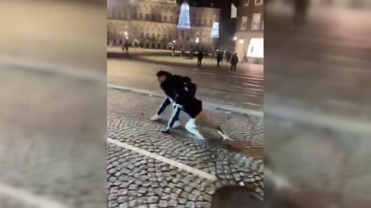 Amsterdam, i tifosi israeliani fuggono dopo il pestaggio e vengono insultati dagli assalitori: "Questo è per Gaza"