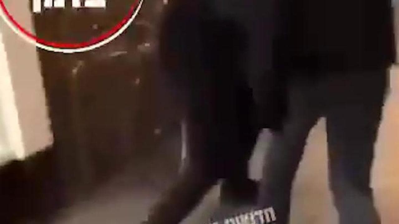Amsterdam, tifosi israeliani aggrediti da militanti pro Palestina: prima l'inseguimento poi il brutale pestaggio