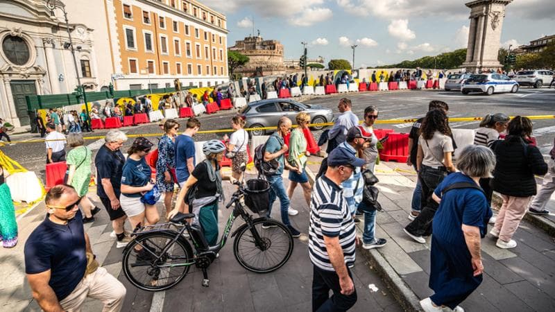 Il cantiere per il sottovia di piazza Pia, vicino a Castel Sant’Angelo. Tra la folla, con la bicicletta, la nostra Claudia Arletti (Luigi Narici/Agf)