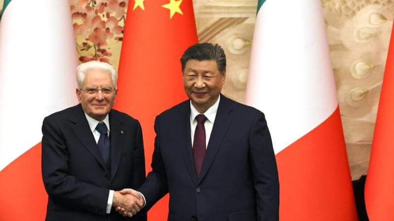 Mattarella in Cina: “No ad anacronistici ritorni a blocchi contrapposti”. Xi: “Il presidente mio buon amico”