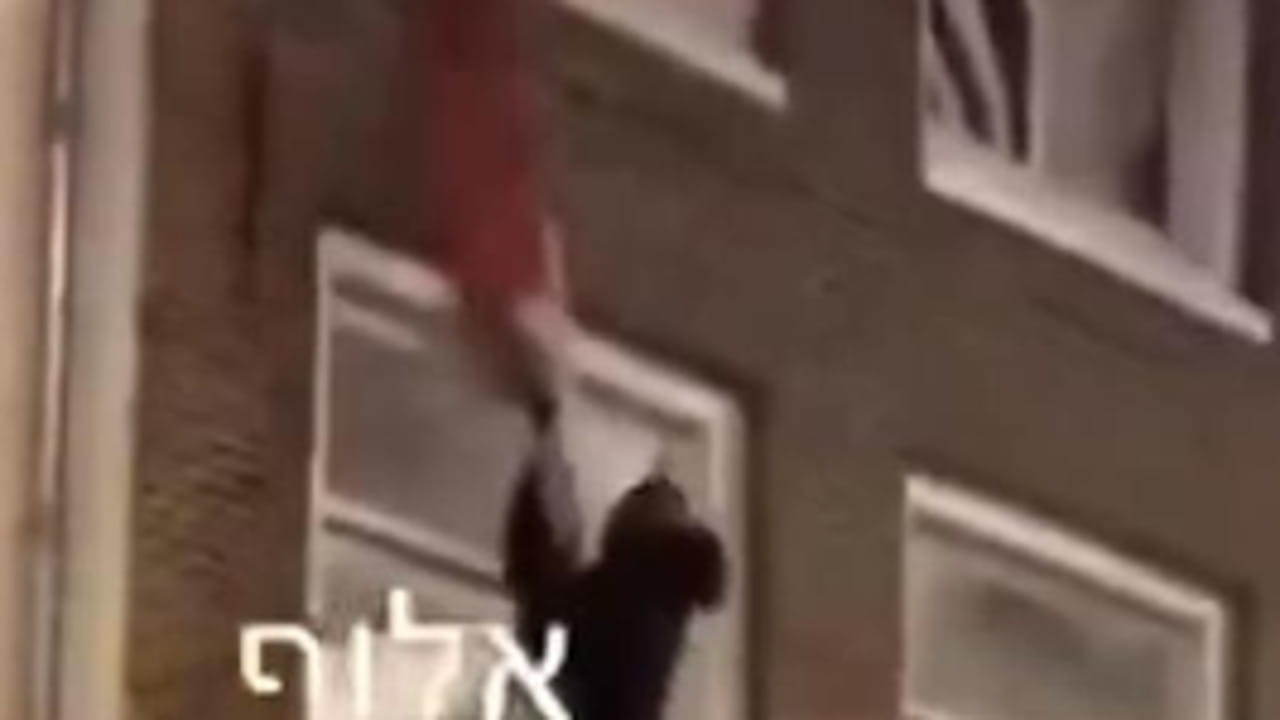 Amsterdam, tifosi israeliani del Maccabi tirano giù la bandiera palestinese: "Fuck you Palestine"