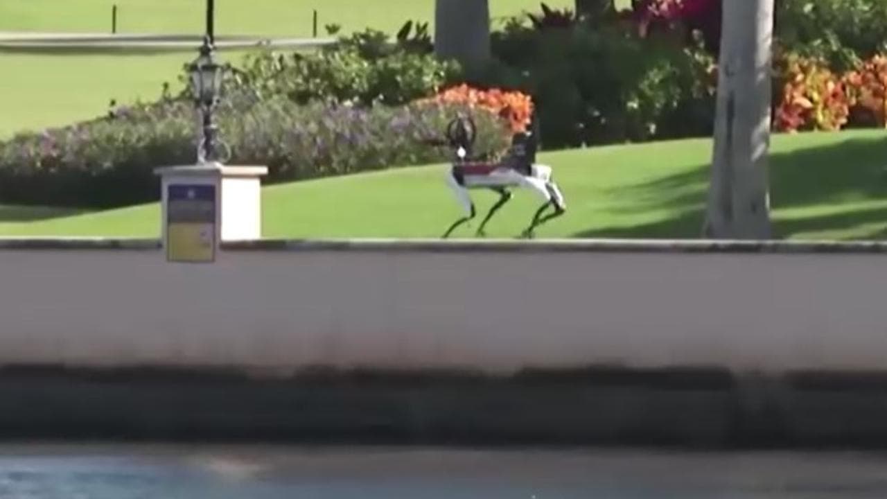 Florida, schieramento di forze militari intorno alla residenza di Trump: in azione anche il cane-robot armato
