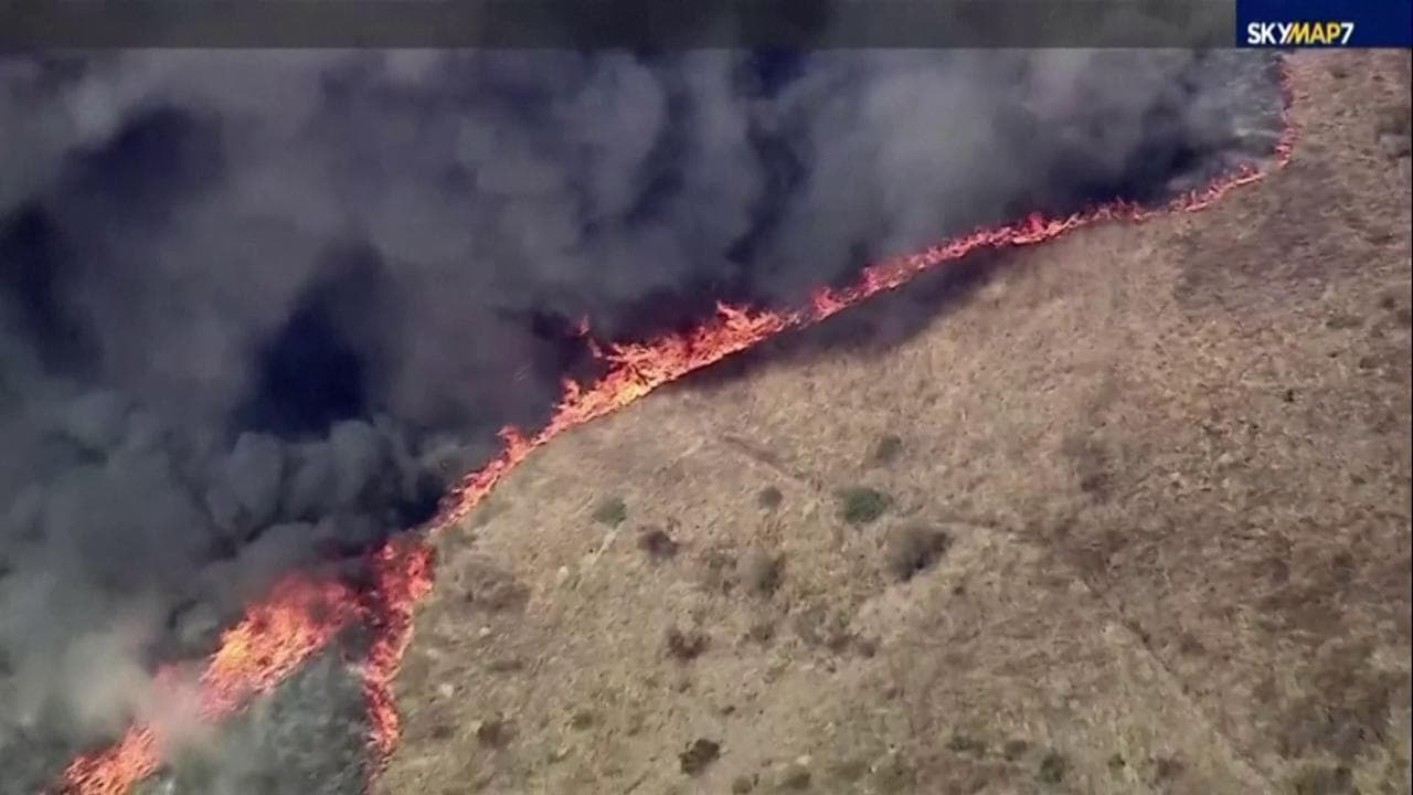 California, le fiamme lambiscono anche Los Angeles: evacuate 10 mila persone