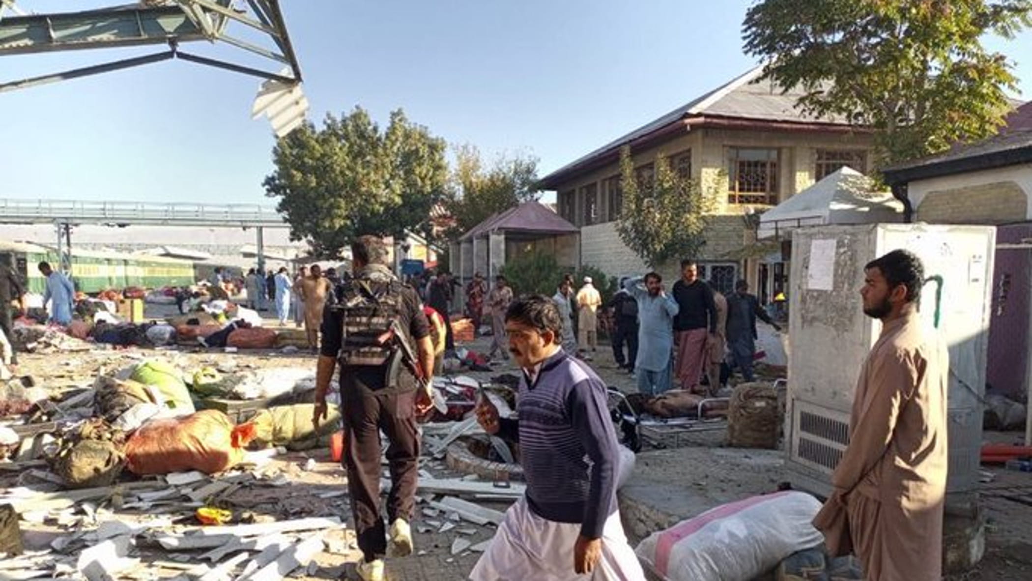 Pakistan'da Quetta istasyonuna bomba: Onlarca ölü ve yaralı
