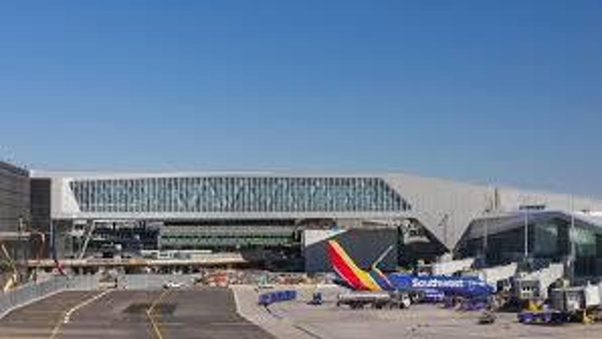 New York LaGuardia Havalimanı'nda alarm: Şüpheli bagaj nedeniyle B Terminali boşaltıldı. Havalimanı, kontrollerin ardından yeniden hizmete açıldı