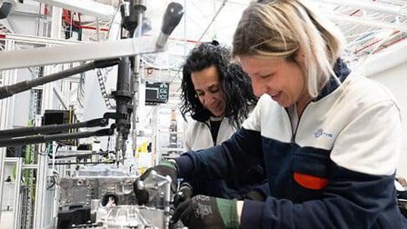 Due addette del reparto di Mirafiori inaugurato ad aprile 2024