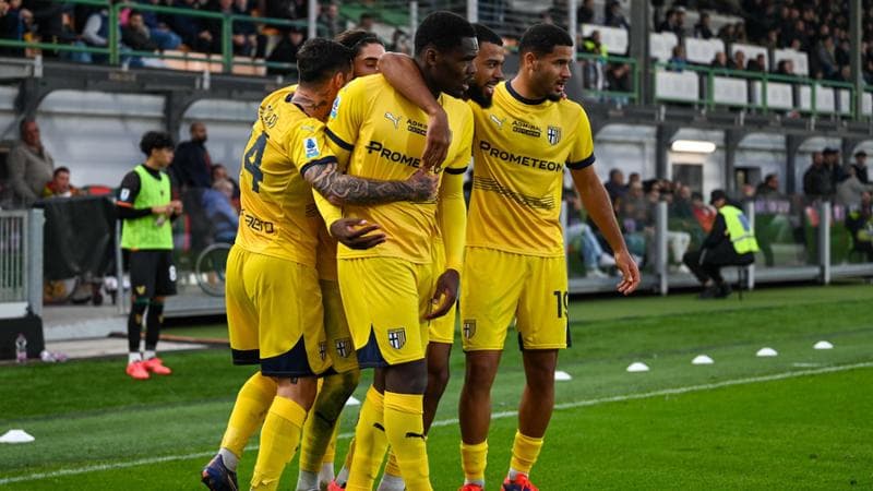 Bonny festeggiato dai compagni dopo il gol