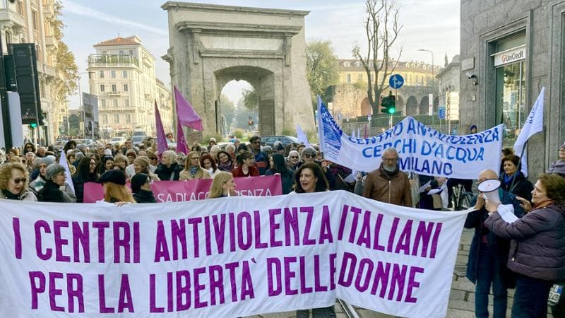 “Siamo stanche di piangere le nostre sorelle”: in 40 città la manifestazione diffusa contro la violenza