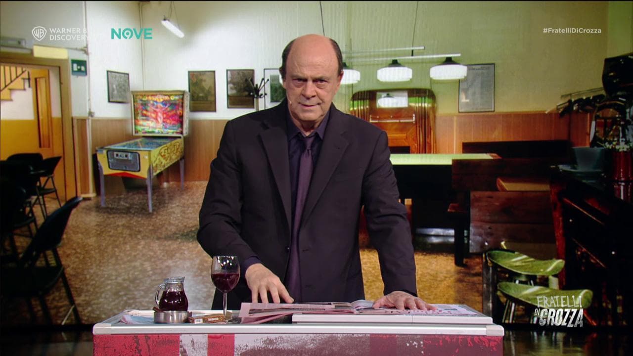 Crozza-Bersani: "Noi del Pd mangiavamo pane e salame con gli operai, adesso centrifughiamo la curcuma"