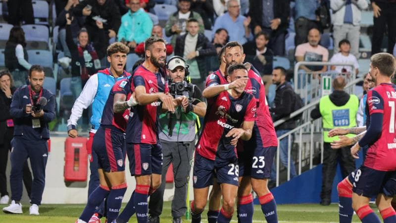 La festa dei giocatori del Cagliari dopo il 3 a 3