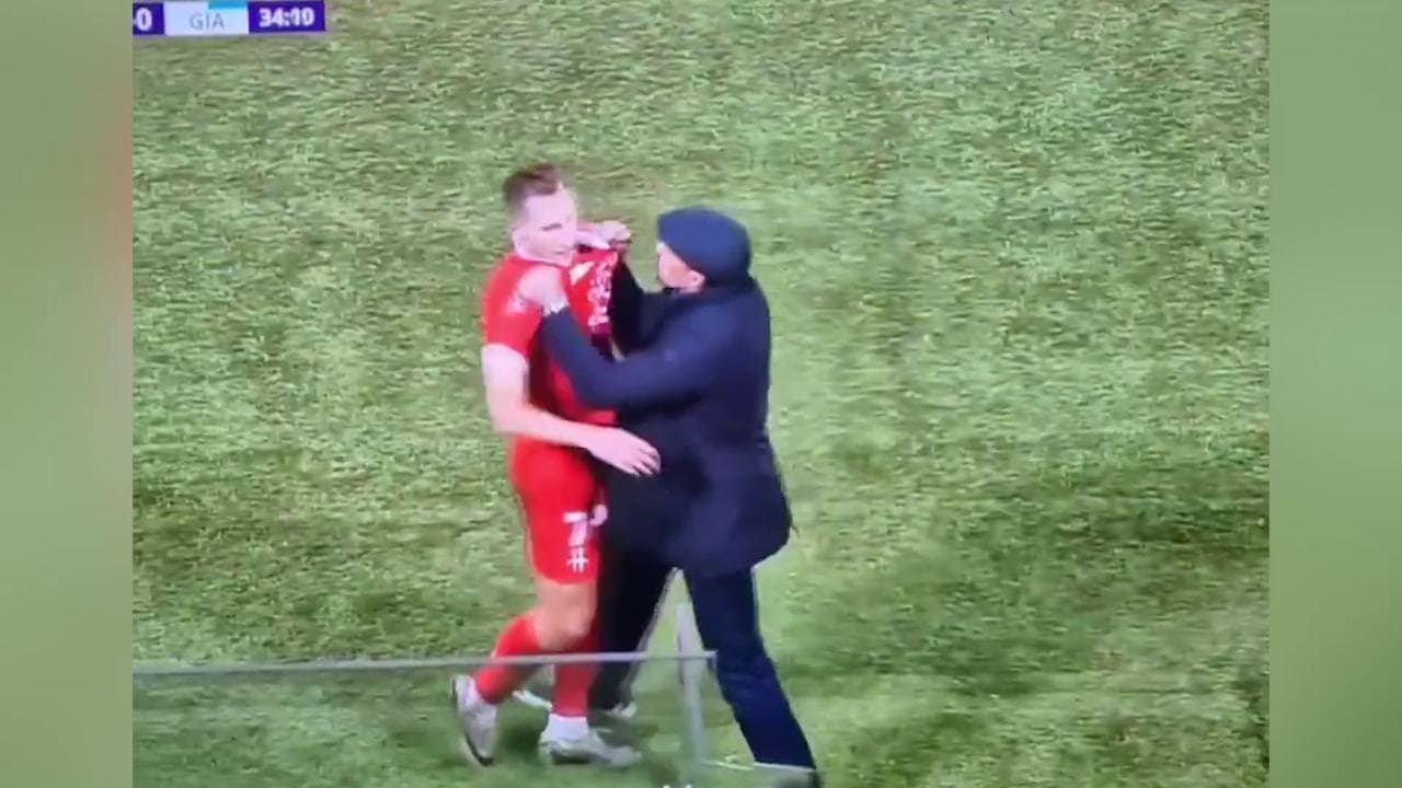 Il tecnico della Triestina aggredisce in campo il suo giocatore appena espulso