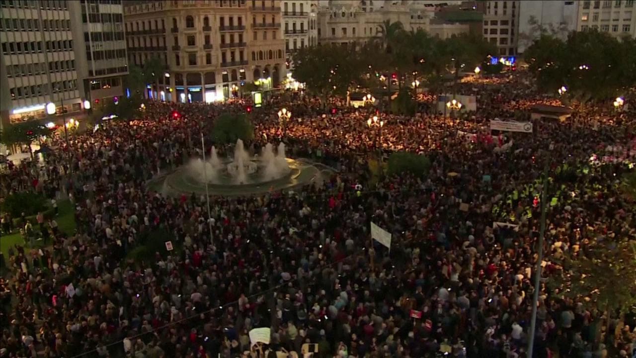 Alluvione Valencia, 130mila in piazza per chiedere le dimissioni del governatore Mazón
